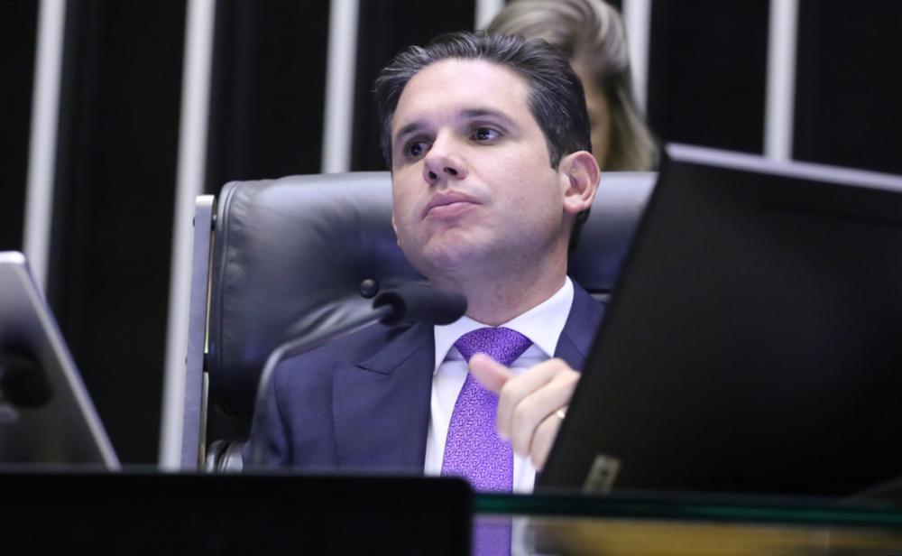 Câmara votará na próxima semana projeto para ampliar isenção do IR, diz Motta