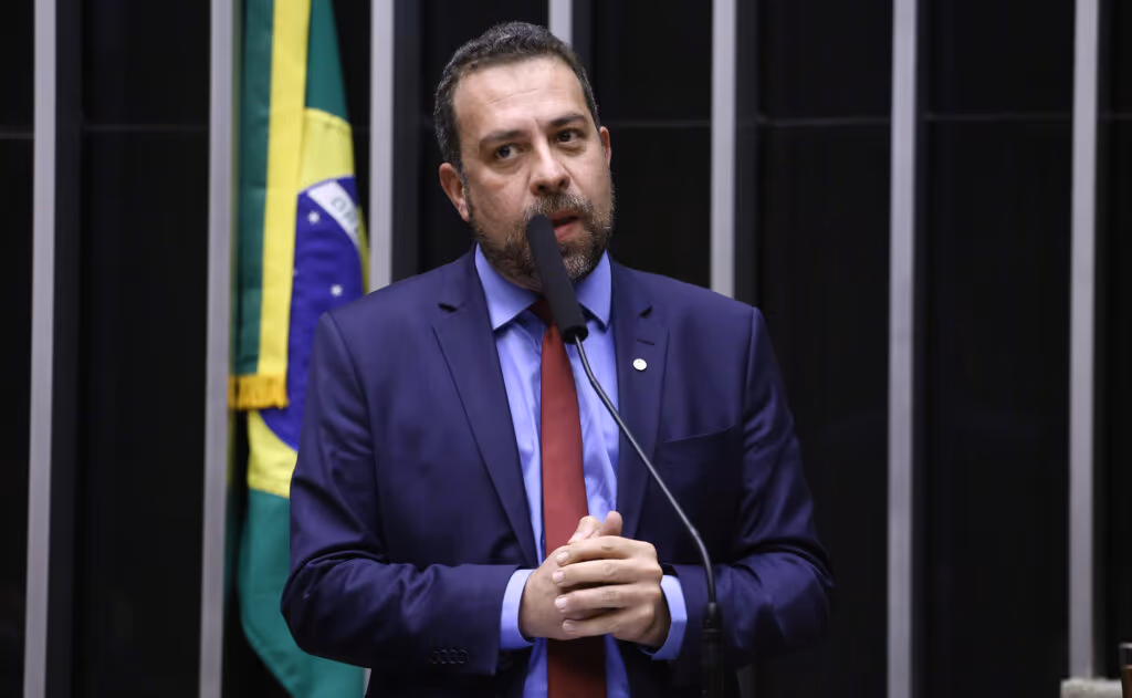 Janaina aponta “indignação seletiva” de Boulos sobre adultização