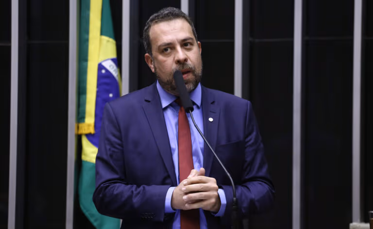 Janaina aponta &quot;indignação seletiva&quot; de Boulos sobre adultização