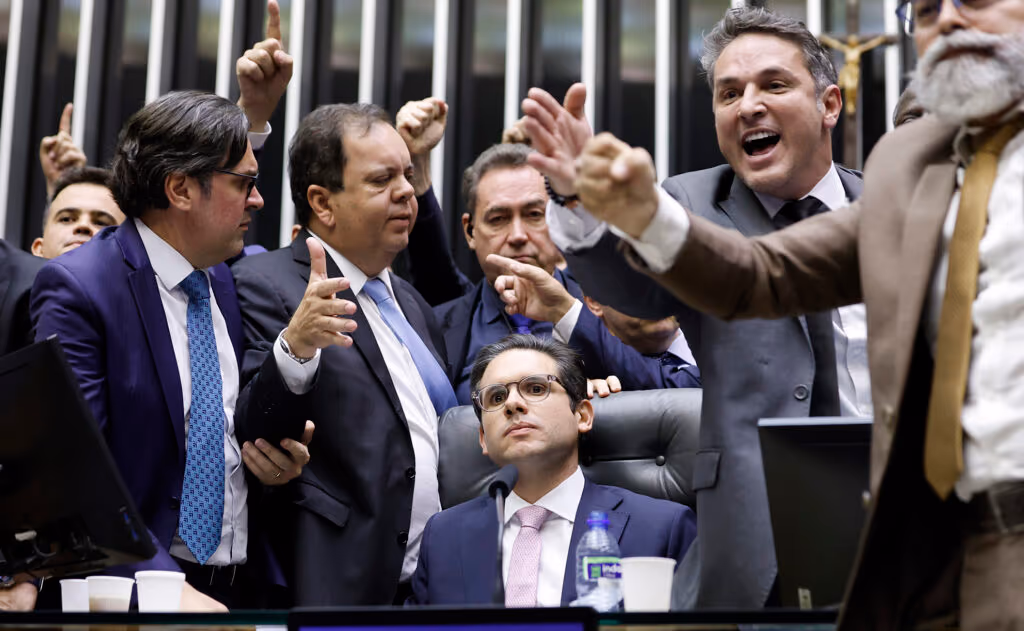 PP e União Brasil se comprometem a aderir à obstrução do PL para pautar a anistia
