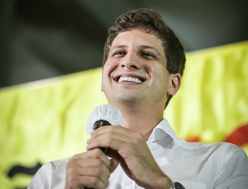 Prefeito do Recife passa filho de procuradora de 63º para 1º em concurso