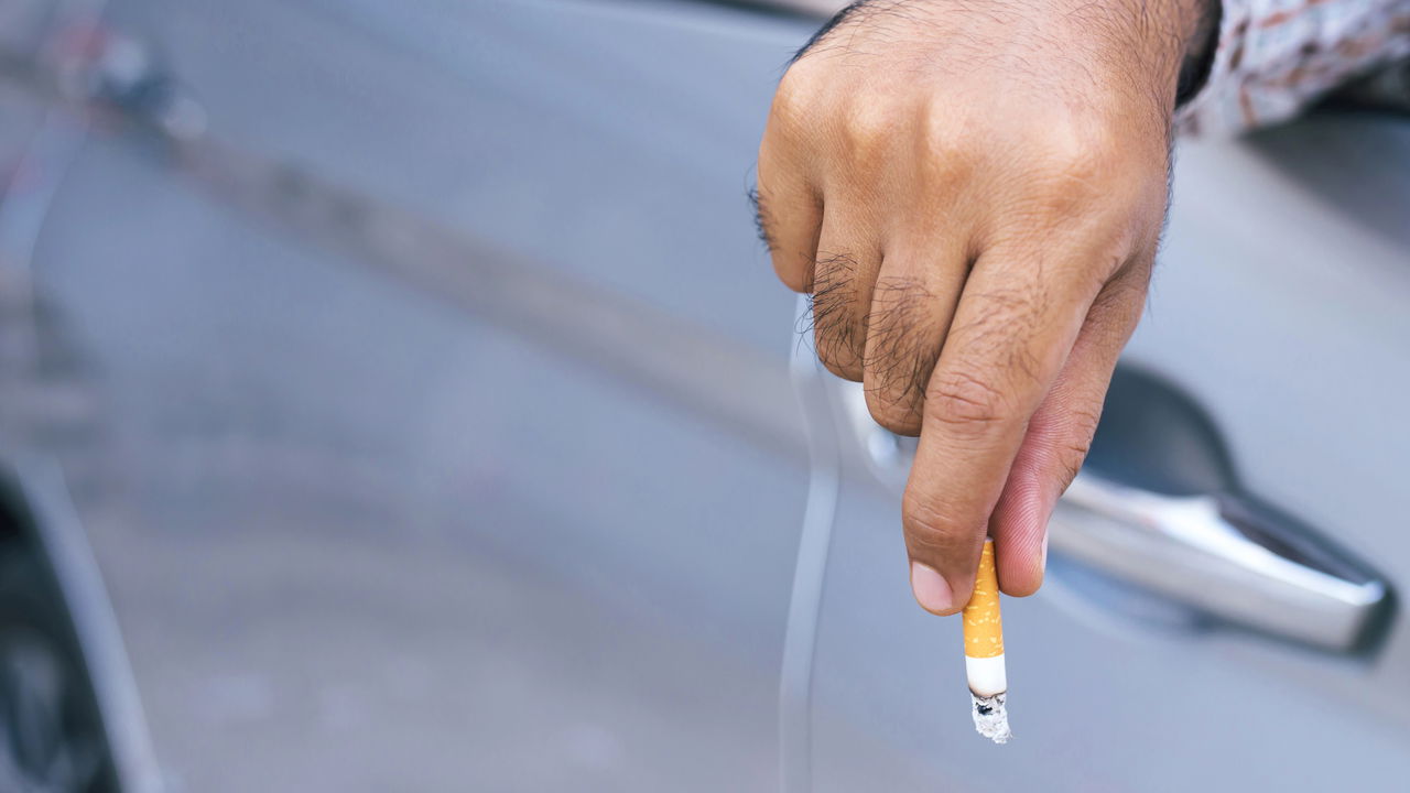 O que diz a lei de trânsito sobre jogar objetos pela janela do carro?