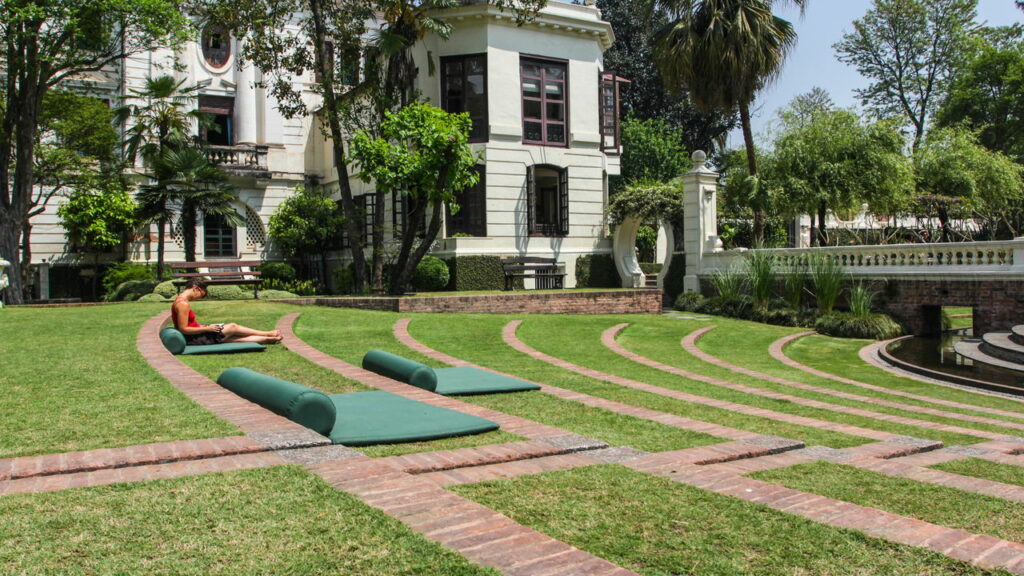 Cidade revela o paradoxo entre vida urbana intensa e fé milenar