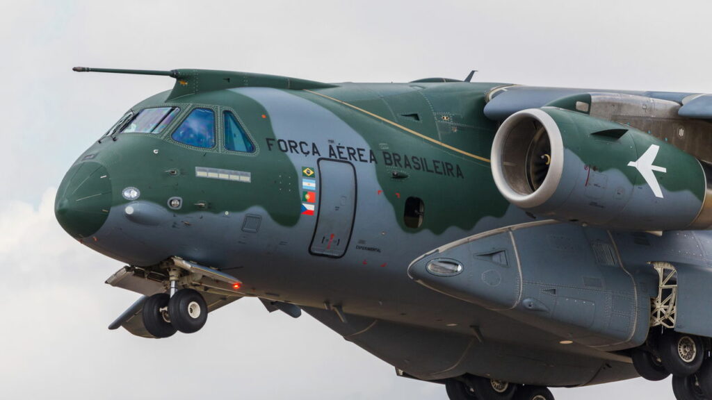 O KC-390 foi desenvolvido no Brasil e faz parte da frota da Força Aérea Brasileira e de outras no mundo - Créditos: depositphotos.com / wellsie82