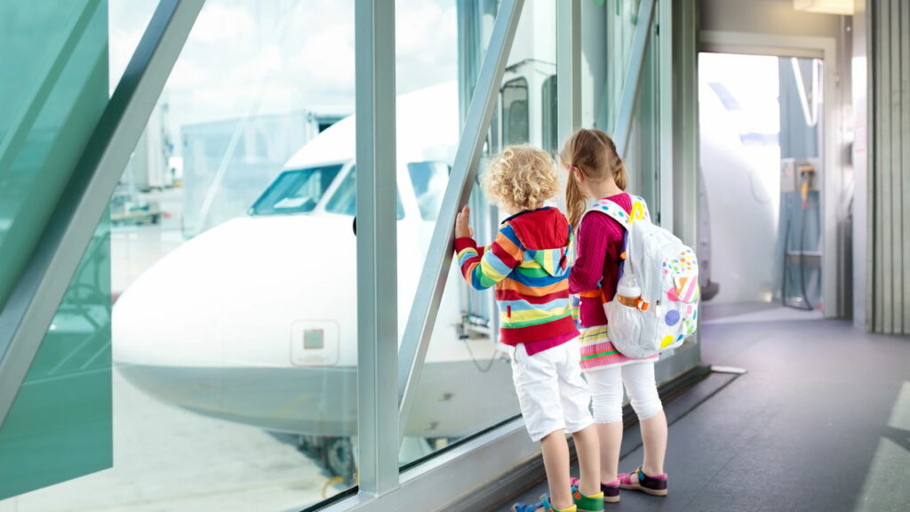 O que todo pai deveria saber antes de viajar com crianças - Créditos: depositphotos.com / FamVeldman