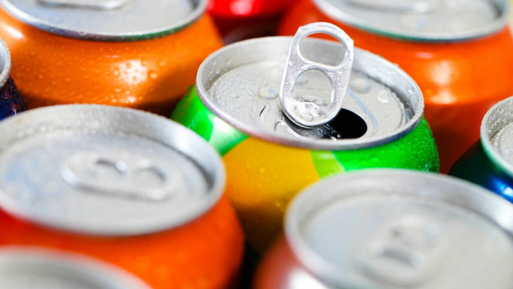 Não é para colocar em um canudo, o furo na tampa das latas tem um uso muito bem pensado