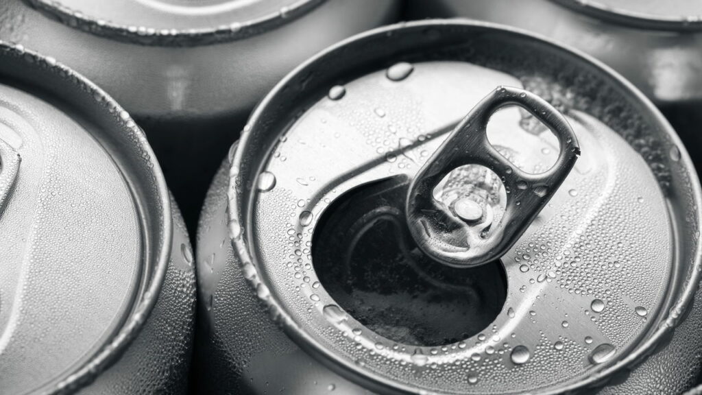 Não é para colocar em um canudo, o furo na tampa das latas tem um uso muito bem pensado