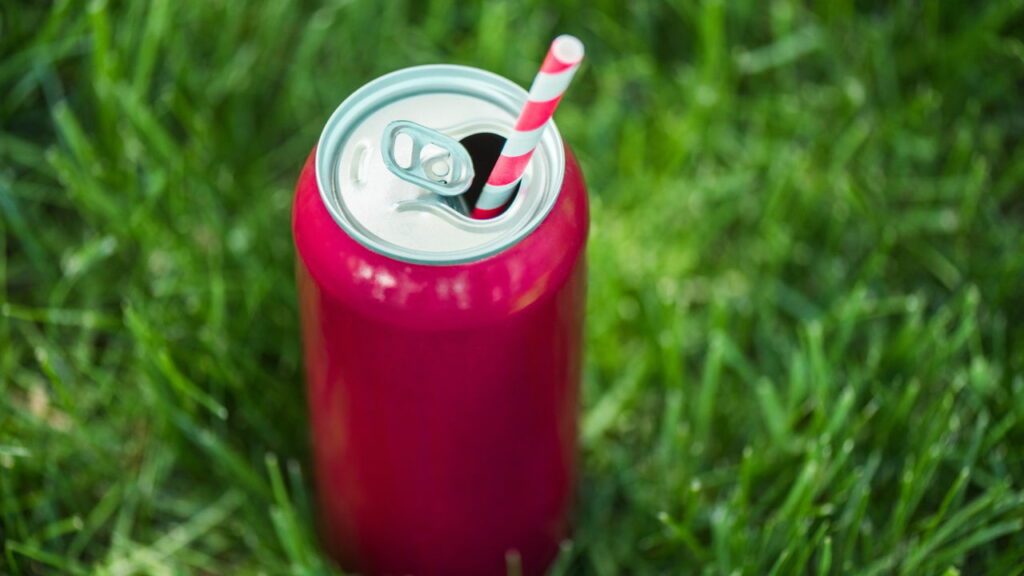 Não é para colocar em um canudo, o furo na tampa das latas tem um uso muito bem pensado