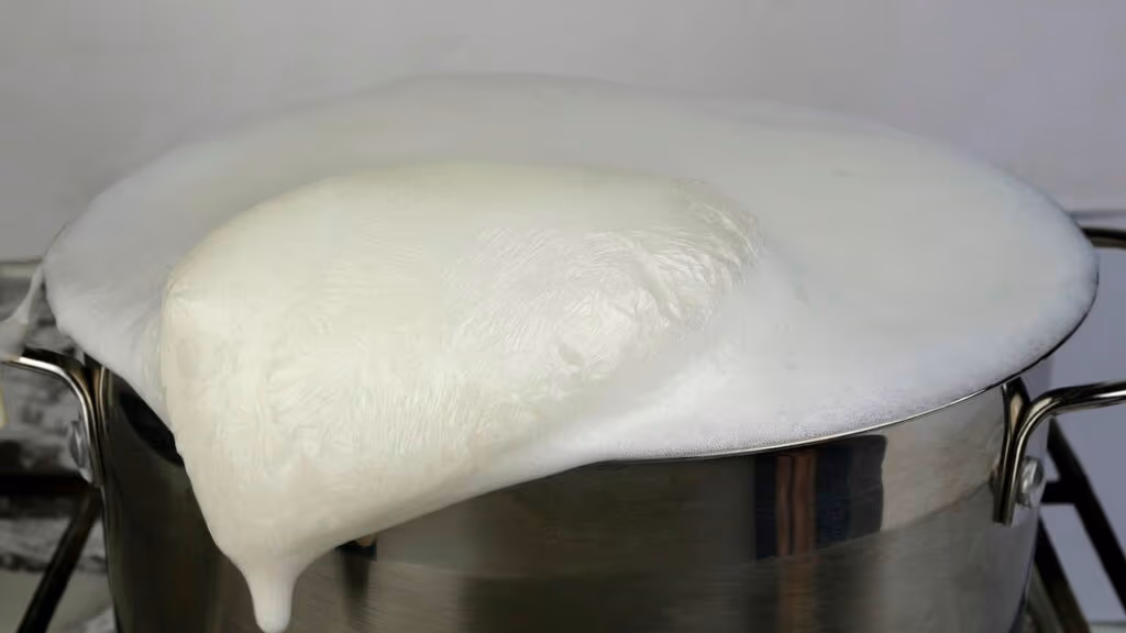 Por que o leite fervendo “derrama” mais rápido do que a água?