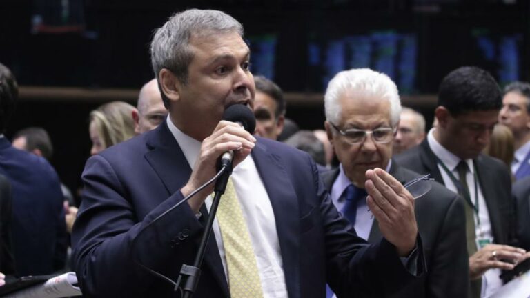 Votos do PT garantem voto secreto para barrar ações do STF contra parlamentares