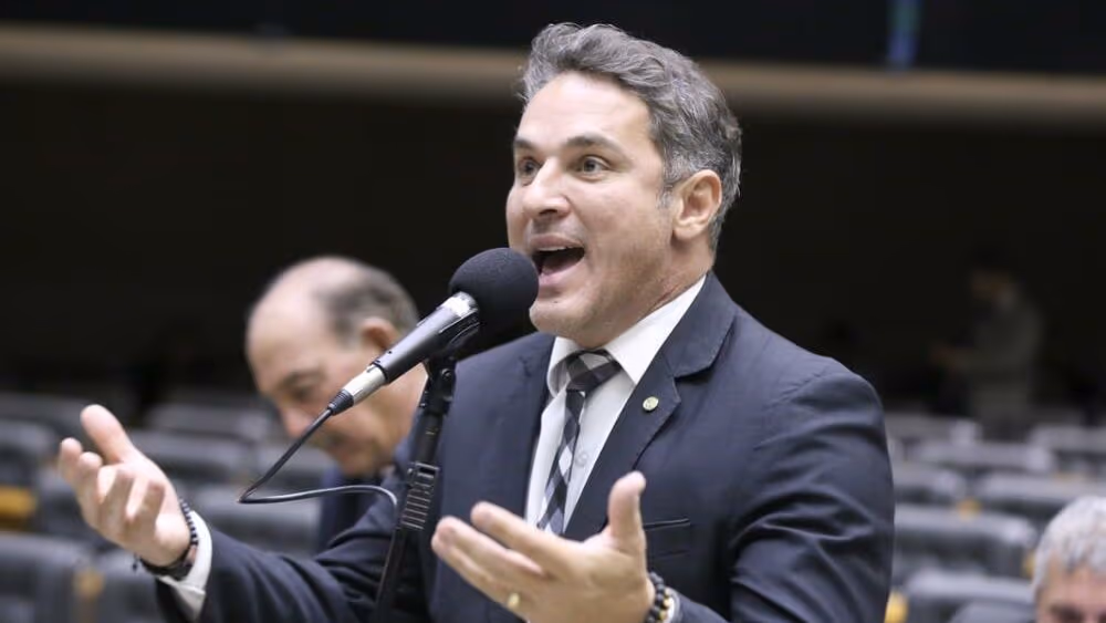 “Lindbergh atua como agente de ditadura”, diz Zucco após petista acionar PGR