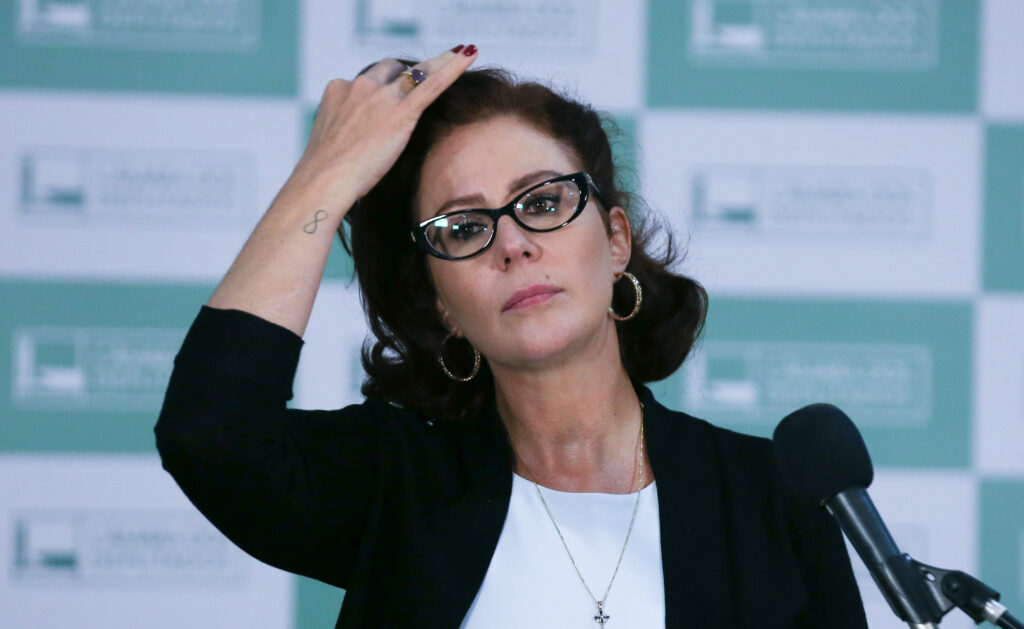 Em carta da prisão, Zambelli anuncia livro e diz confiar na Justiça italiana