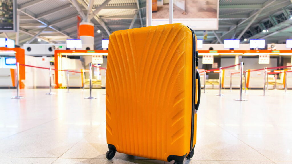 Por que tem gente que embala a mala inteira em plástico no aeroporto