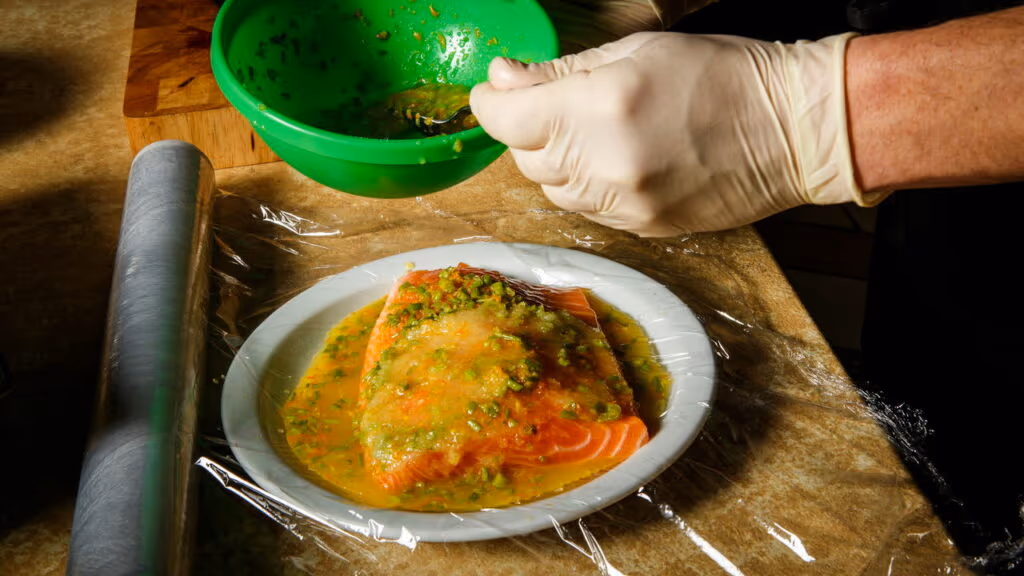 Como usar cerveja e vinho em receitas de marinada para carne e frango