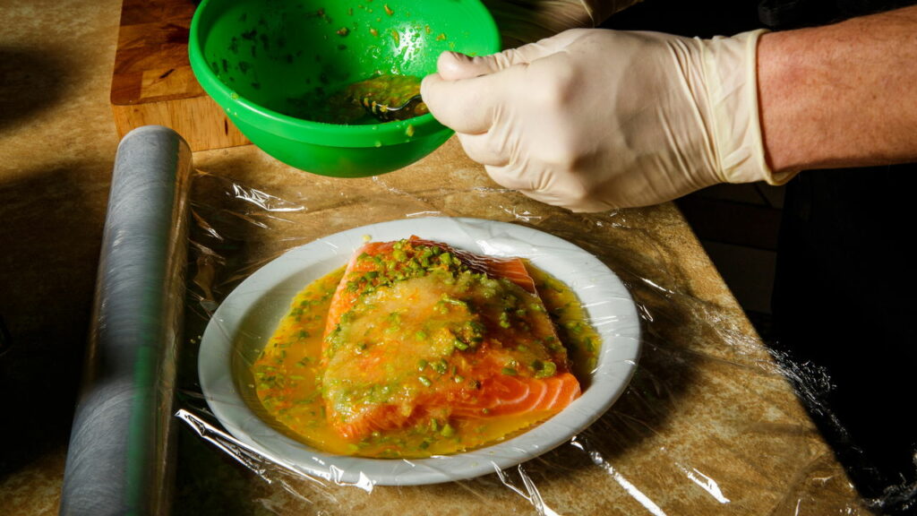 Como usar cerveja e vinho em receitas de marinada para carne e frango