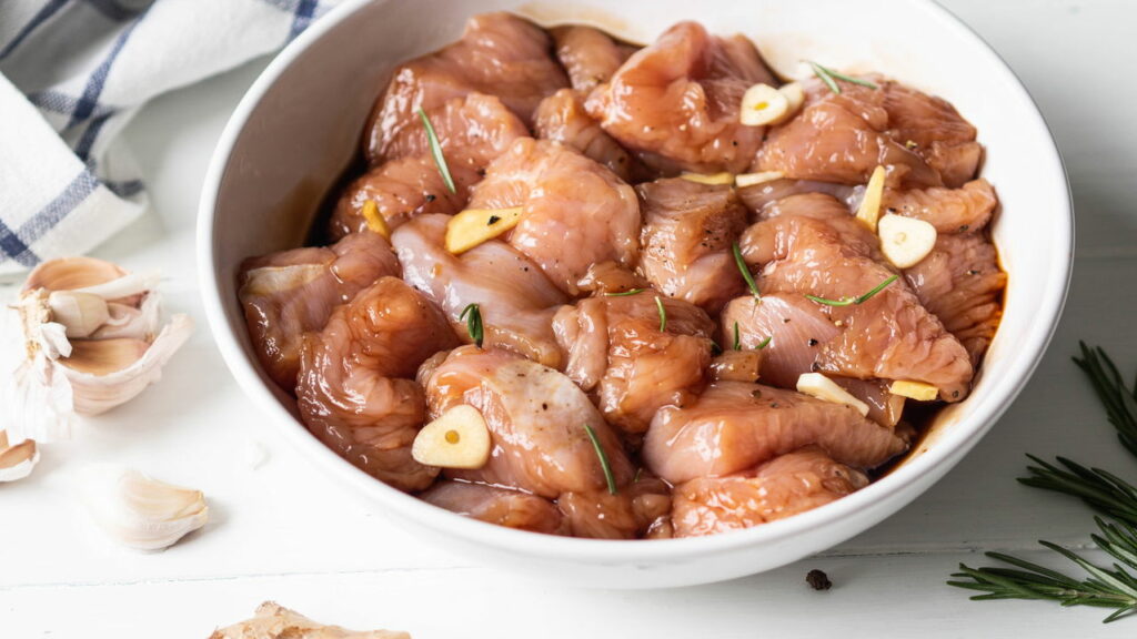 Como usar cerveja e vinho em receitas de marinada para carne e frango