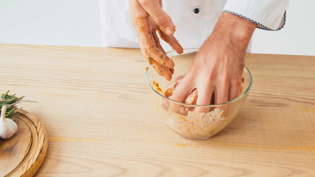 Como usar cerveja e vinho em receitas de marinada para carne e frango