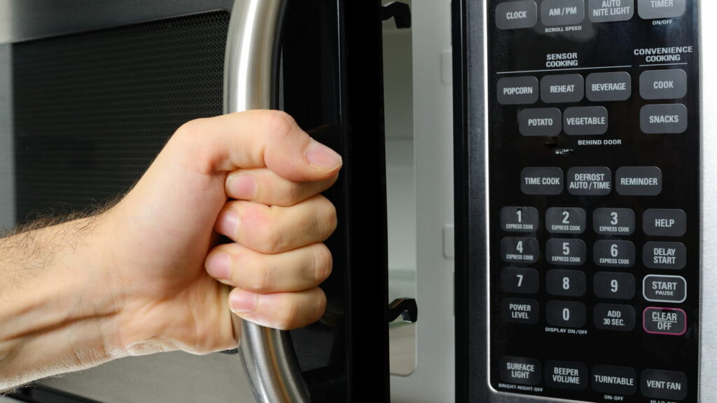 Veja como limpar o teclado do micro-ondas sem estragar