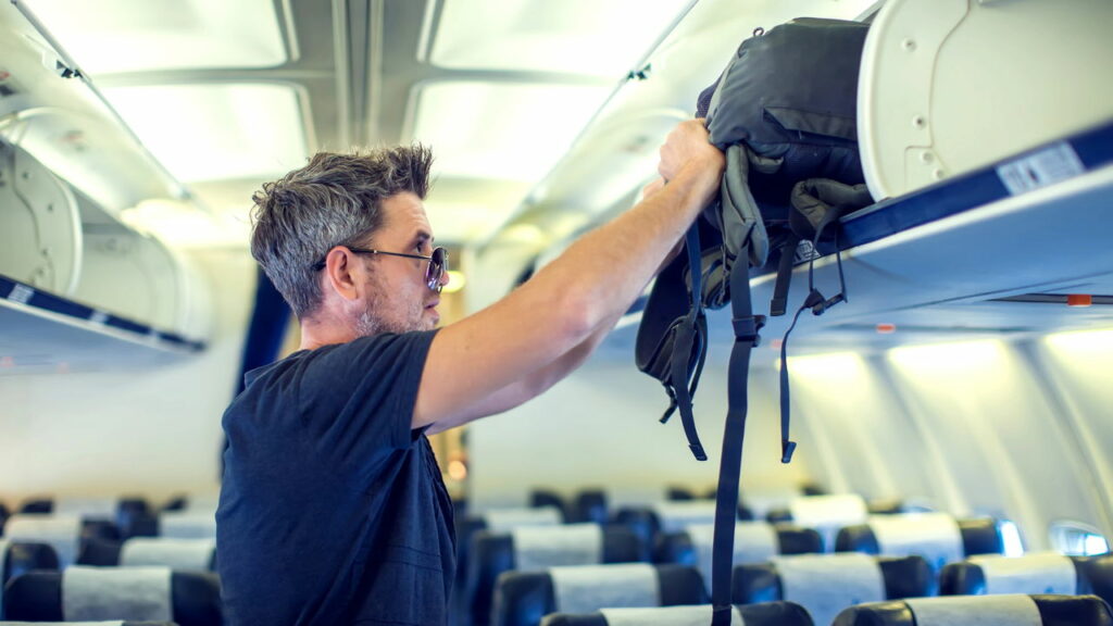 Como organizar uma mochila prática e leve para viagens de avião
