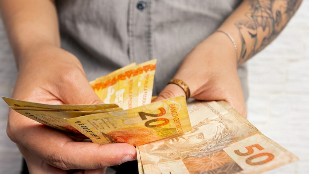 Trabalhadores podem sacar até R$ 1.518 de abono em agosto