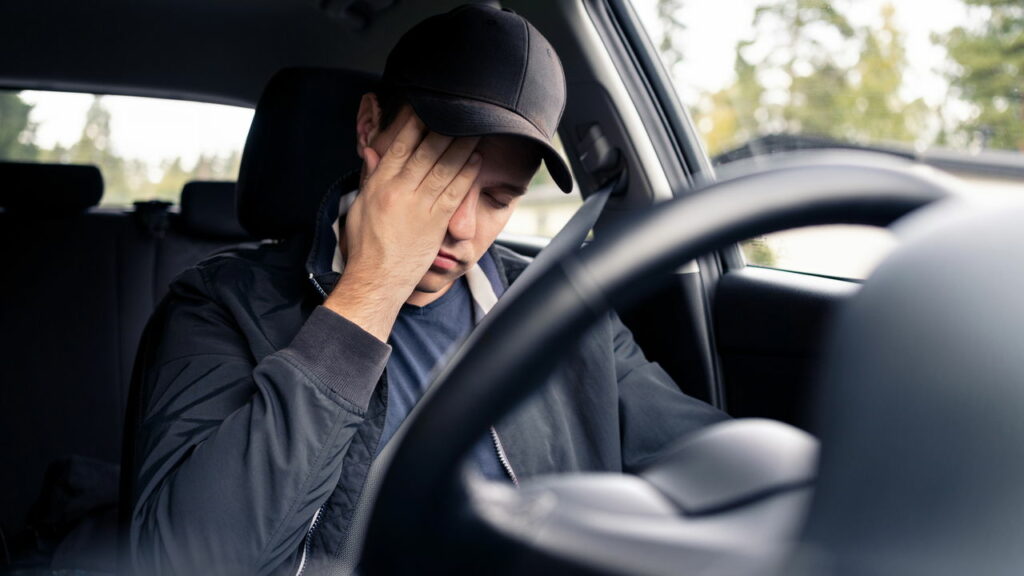 Por que a fadiga ao volante é um dos maiores riscos para quem dirige à noite