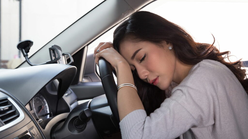 Por que a fadiga ao volante é um dos maiores riscos para quem dirige à noite