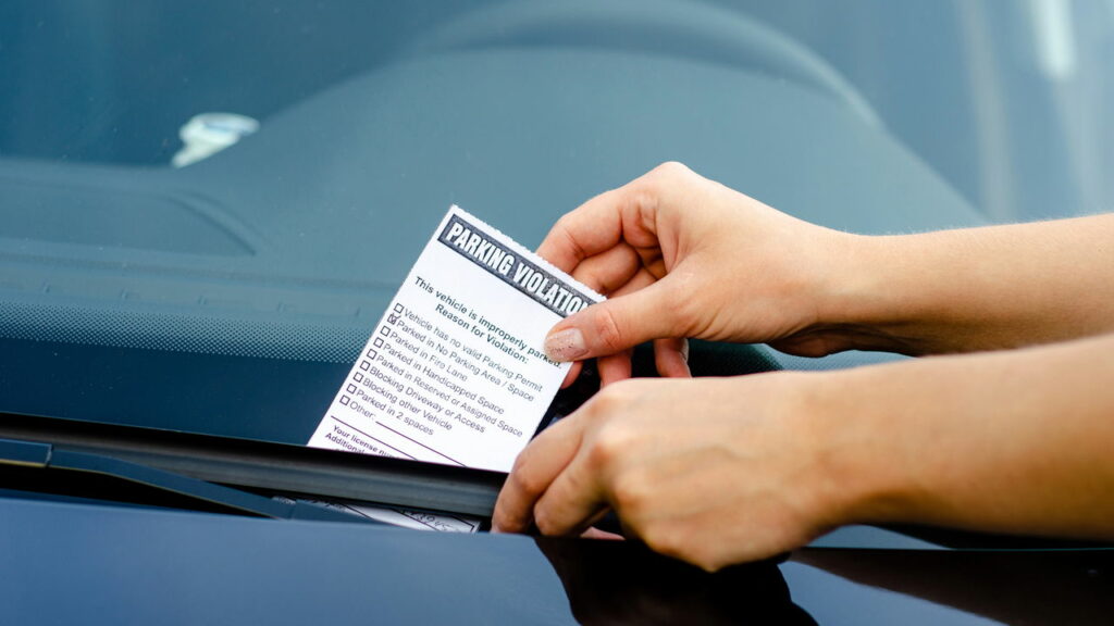 O que diz a lei sobre quem dirige devagar demais no trânsito?