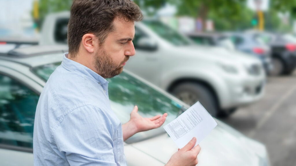 O que diz a lei de trânsito sobre som muito alto dentro do carro e quais são os limites?