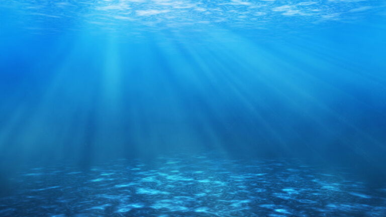 Por que o mar é azul? Estudo explica o fenômeno natural