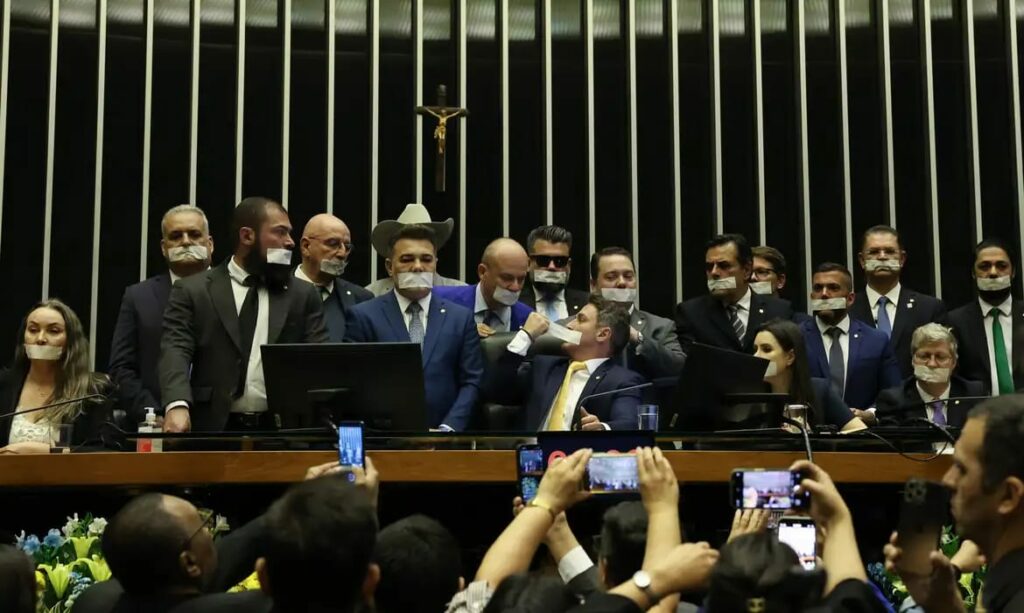 Crusoé: Quais os deputados que estão na mira de Hugo Motta?