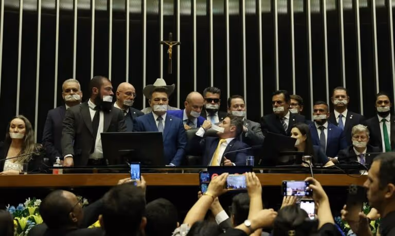 Direita bolsonarista imita práticas da esquerda  oportunista