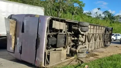 Ônibus com a torcida do Bahia sofre acidente na BR-101