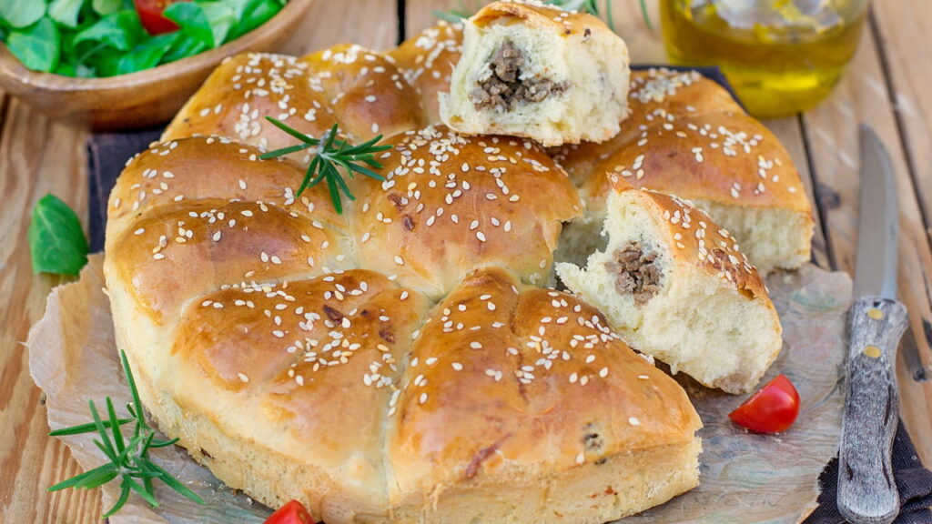 Ideias de pão recheado na brasa: receitas que vão além do pão de alho