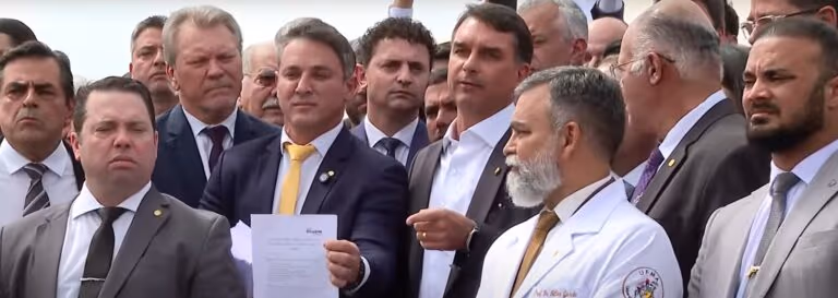 &quot;Postei por minha convicção&quot;, diz Flávio sobre vídeo de Bolsonaro em ato