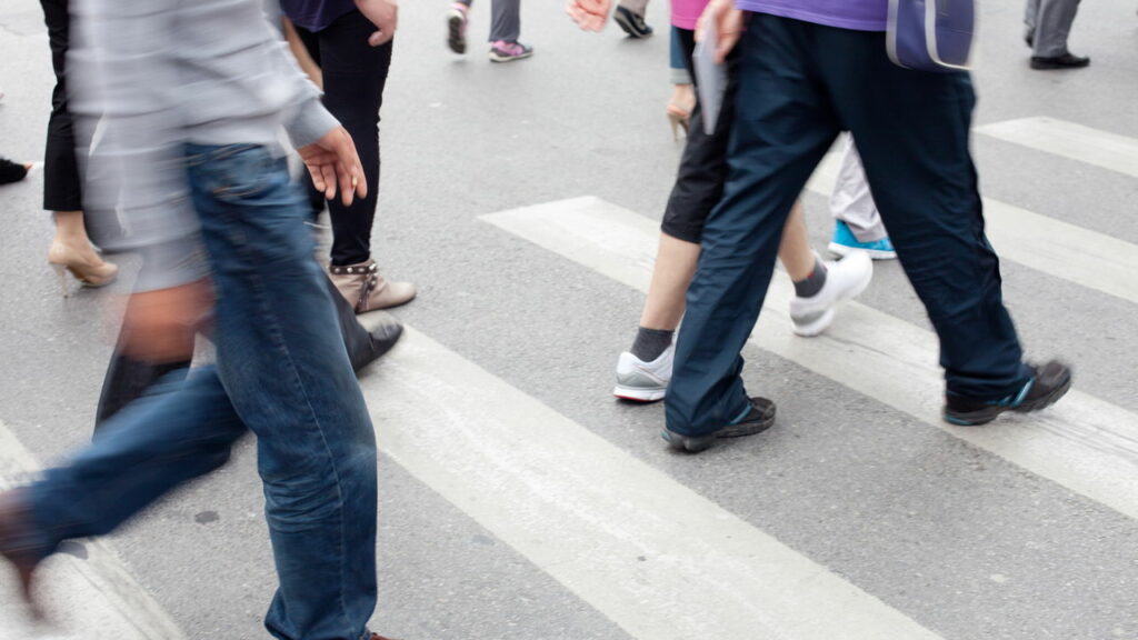 Andar no meio da rua pode render multa para pedestres e muitos não sabem