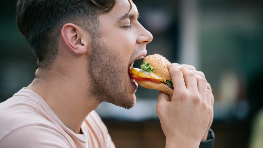 Se sons de pessoas comendo te irritam profundamente, você pode ter esse problema