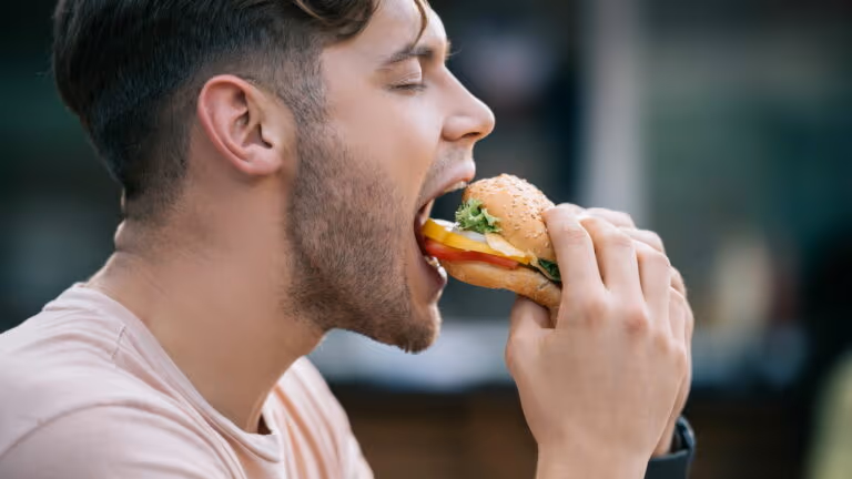 Se sons de pessoas comendo te irritam profundamente, você pode ter esse problema