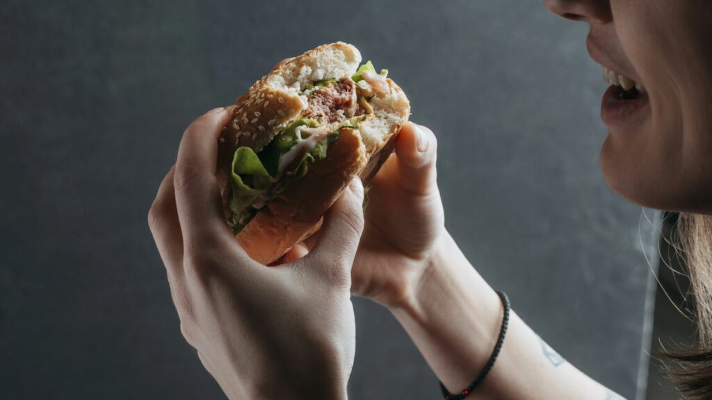 Se sons de pessoas comendo te irritam profundamente, você pode ter esse problema