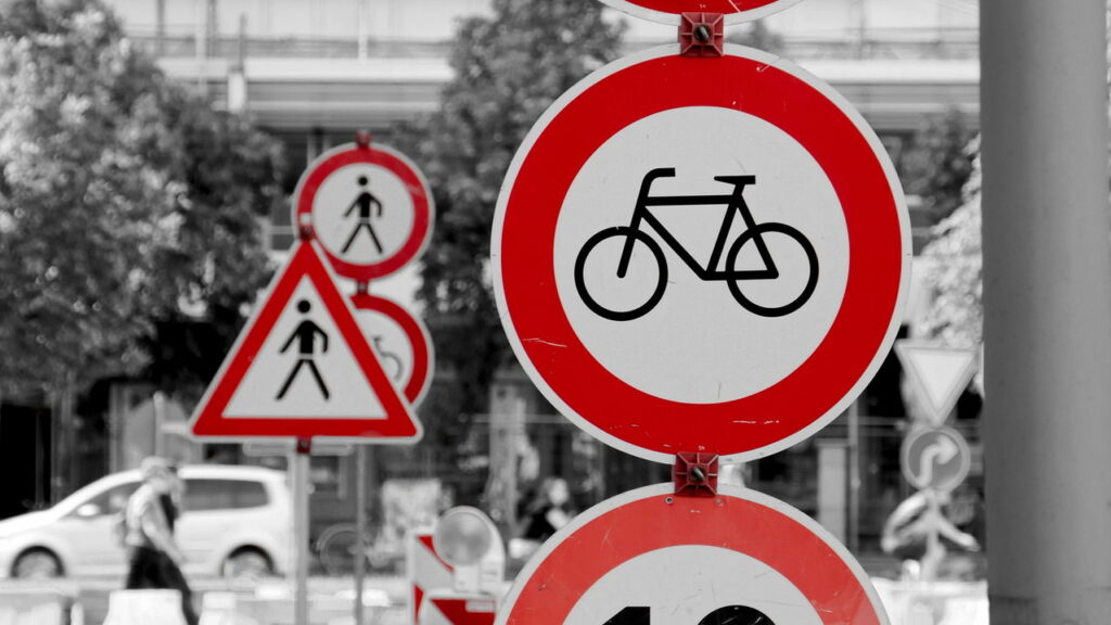 As placas de trânsito que mais confundem motoristas no Brasil