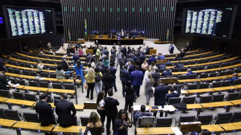 Câmara aprova projeto que cria 330 funções comissionadas para o STJ