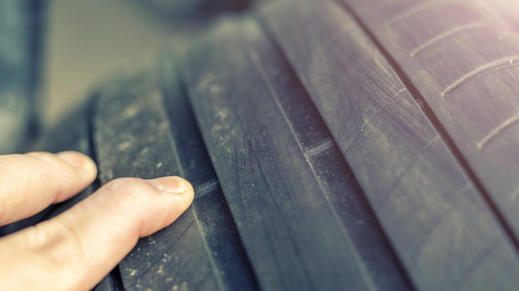 O que acontece se o pneu do seu carro estiver assim durante uma blitz?