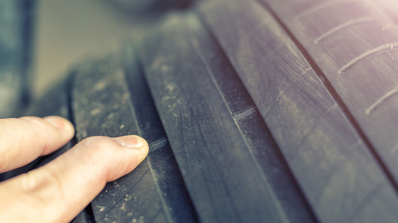 O que acontece se você for pego com o pneu careca?