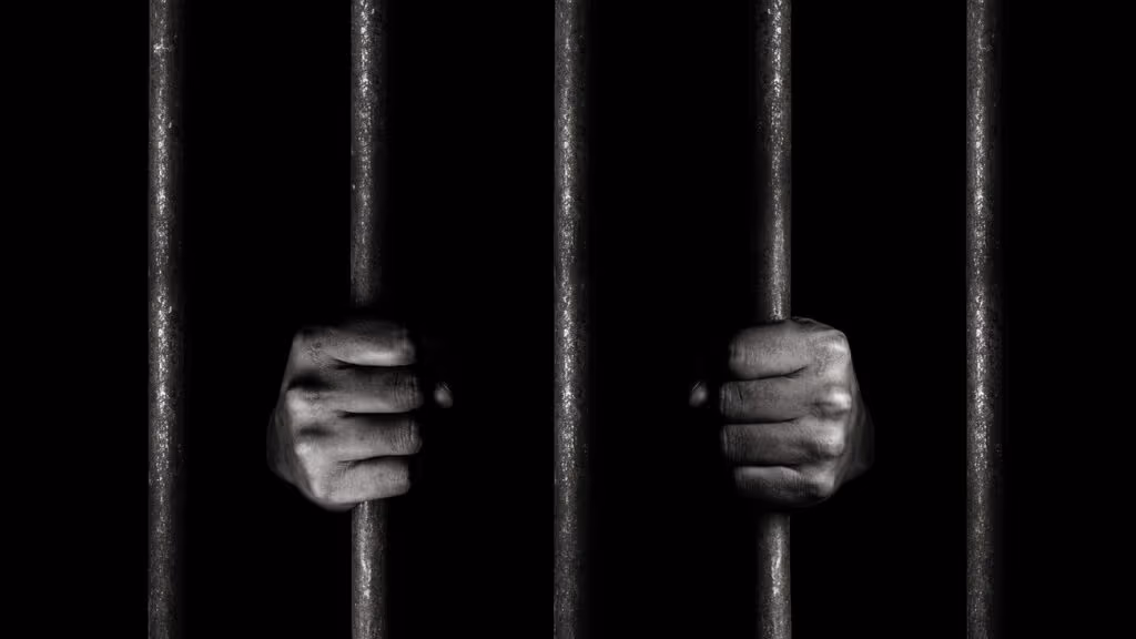 Ex-jogador que agrediu a namorada com 61 socos é espancado