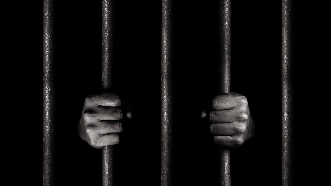 Ex-jogador que agrediu a namorada com 61 socos é espancado