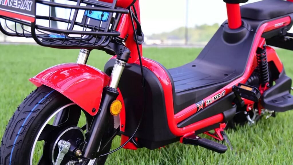 Essa moto custa menos de R$ 7 mil, não exige CNH e vira sonho de consumo dos brasileiros
