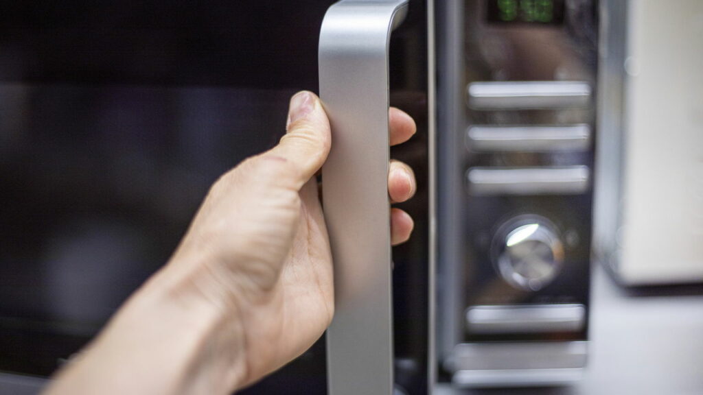 Seu micro-ondas está fazendo isso com sua comida sem você saber