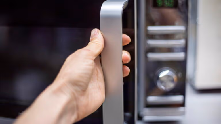 Como usar o micro-ondas para agilizar o preparo de refeições completas