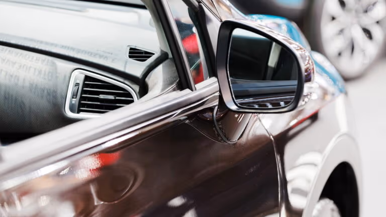 Com nova norma em 2025, motoristas devem revisar retrovisores para evitar multa
