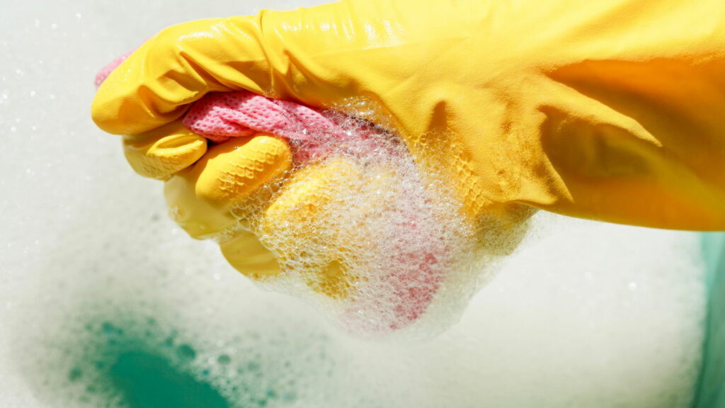 Os 3 erros ao usar sabão líquido que estão estragando sua máquina de lavar, segundo especialistas