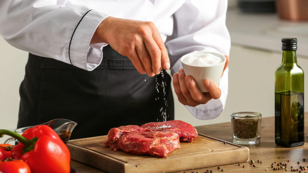 O jeito certo de temperar o bife perfeito segundo os chefs - Créditos: depositphotos.com / serezniy